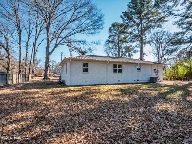 201 College Street, Batesville, MS 38606