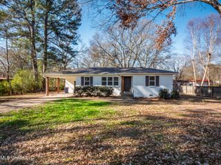 201 College Street, Batesville, MS 38606