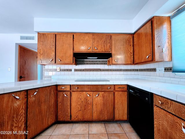 7424 N La Canada Drive, Tucson, AZ 85704