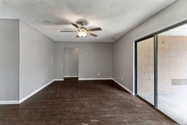 5026 Gene Cernan Dr, Kirby, TX 78219