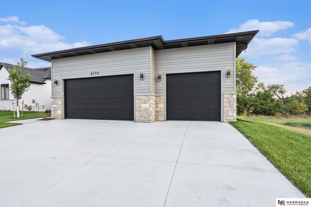 8710 Dragonfly Lane, Lincoln, NE 68526