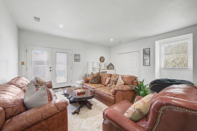 900 Neuhoff Ln, Nashville, TN 37205