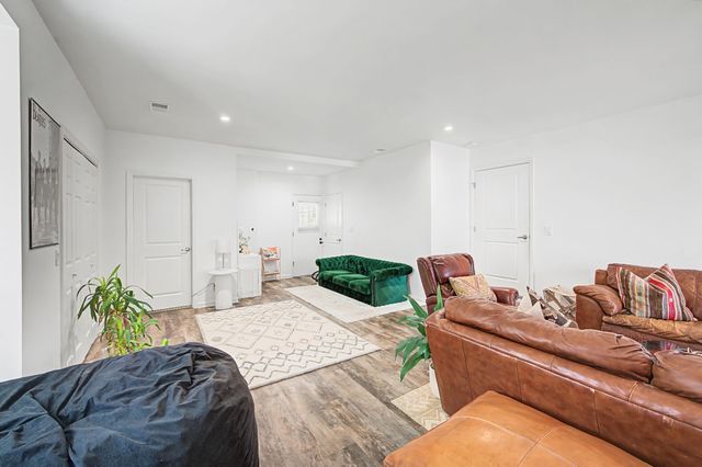 900 Neuhoff Ln, Nashville, TN 37205