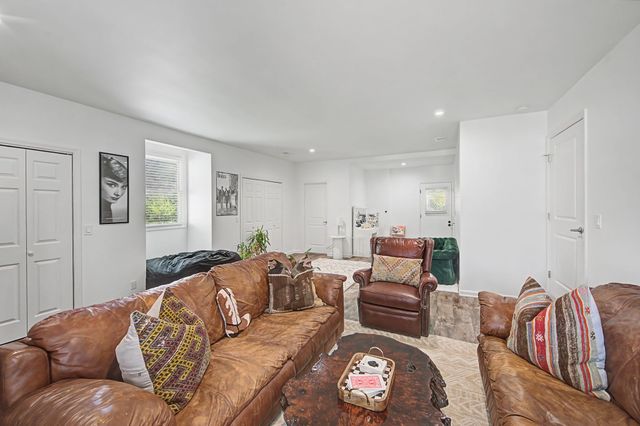 900 Neuhoff Ln, Nashville, TN 37205