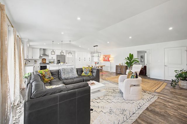 900 Neuhoff Ln, Nashville, TN 37205