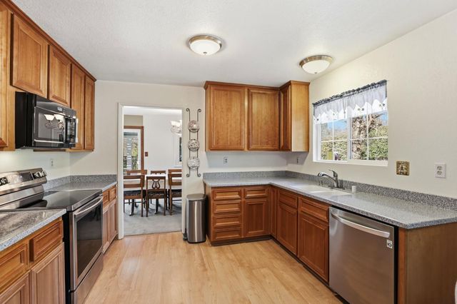 9961 Quail Hill Dr, Newcastle, CA 95658