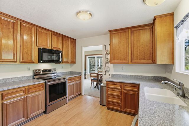 9961 Quail Hill Dr, Newcastle, CA 95658