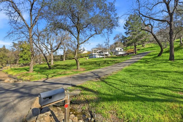9961 Quail Hill Dr, Newcastle, CA 95658