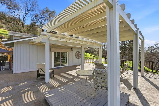 9961 Quail Hill Dr, Newcastle, CA 95658