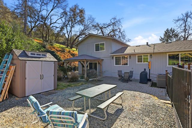 9961 Quail Hill Dr, Newcastle, CA 95658