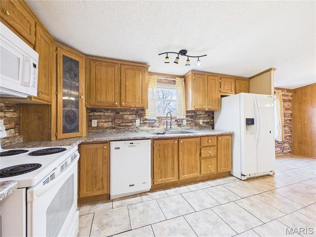 136 Shadow Rock Lake Road, Poplar Bluff, MO 63901