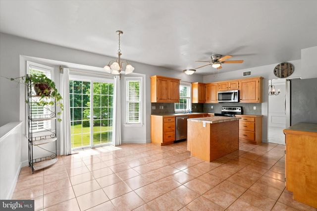 604 FARMINGDALE DR, Douglassville, PA 19518
