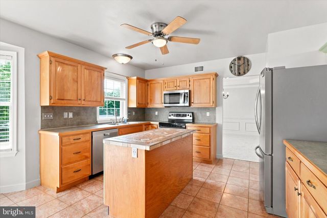 604 FARMINGDALE DR, Douglassville, PA 19518