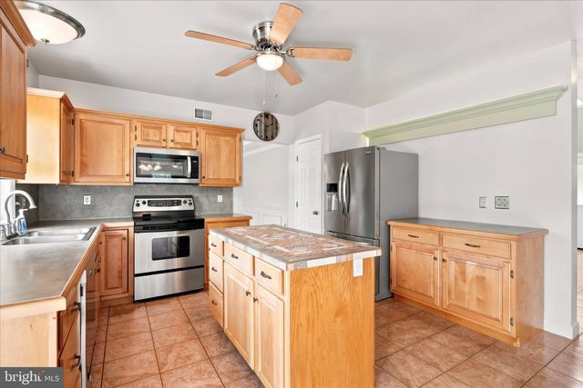 604 FARMINGDALE DR, Douglassville, PA 19518