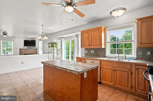 604 FARMINGDALE DR, Douglassville, PA 19518