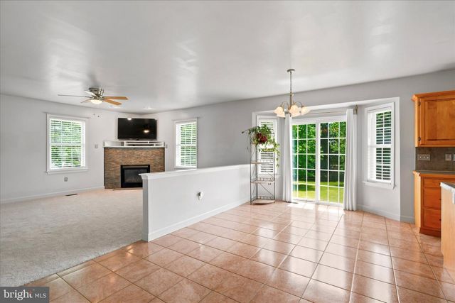 604 FARMINGDALE DR, Douglassville, PA 19518