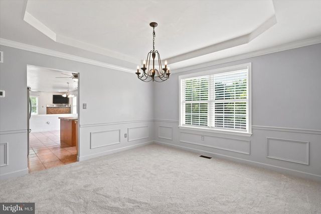 604 FARMINGDALE DR, Douglassville, PA 19518