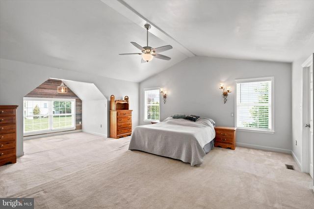 604 FARMINGDALE DR, Douglassville, PA 19518