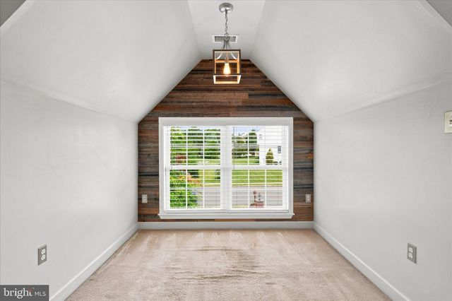 604 FARMINGDALE DR, Douglassville, PA 19518