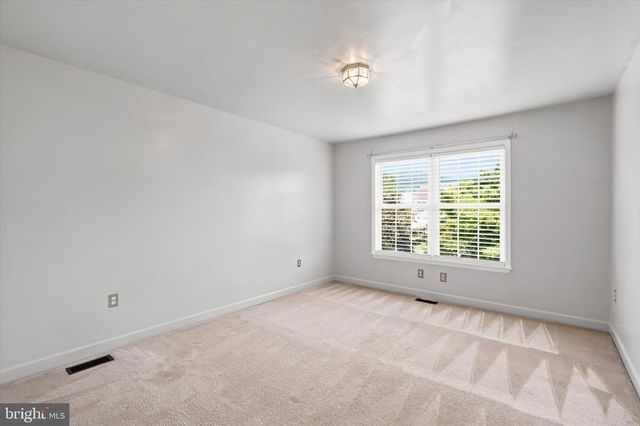 604 FARMINGDALE DR, Douglassville, PA 19518