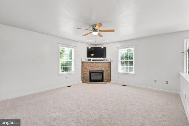 604 FARMINGDALE DR, Douglassville, PA 19518