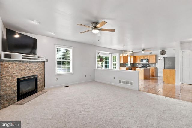 604 FARMINGDALE DR, Douglassville, PA 19518