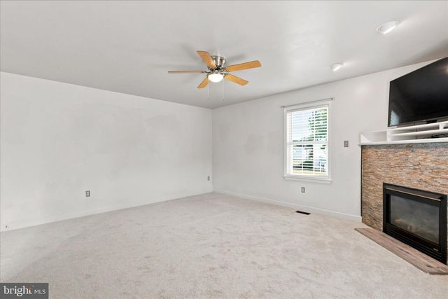 604 FARMINGDALE DR, Douglassville, PA 19518