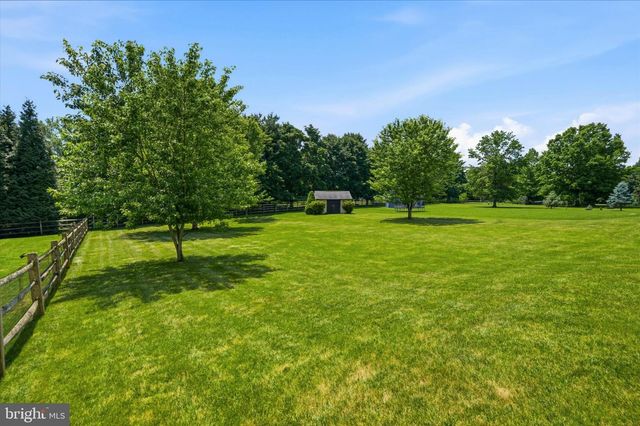 604 FARMINGDALE DR, Douglassville, PA 19518