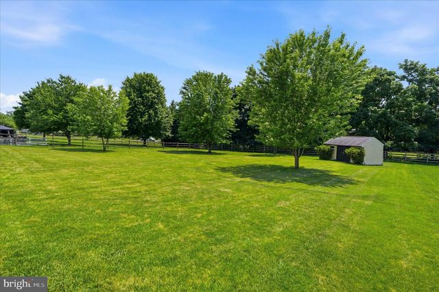 604 FARMINGDALE DR, Douglassville, PA 19518