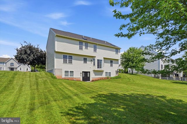 604 FARMINGDALE DR, Douglassville, PA 19518