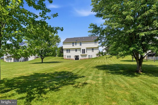 604 FARMINGDALE DR, Douglassville, PA 19518