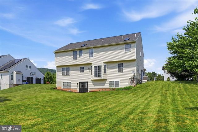 604 FARMINGDALE DR, Douglassville, PA 19518