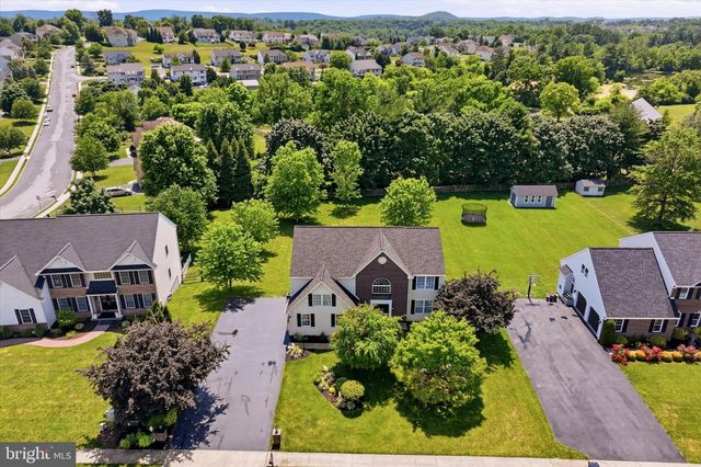 604 FARMINGDALE DR, Douglassville, PA 19518