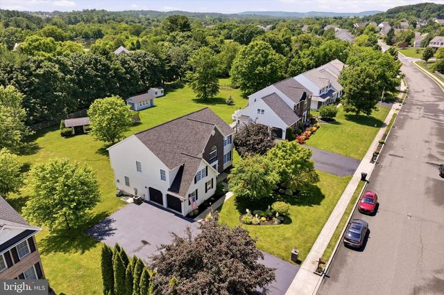 604 FARMINGDALE DR, Douglassville, PA 19518