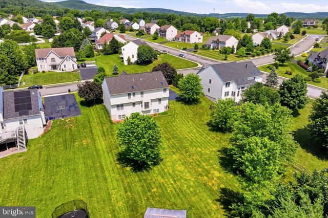 604 FARMINGDALE DR, Douglassville, PA 19518
