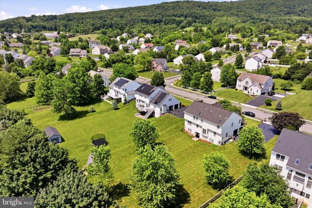604 FARMINGDALE DR, Douglassville, PA 19518