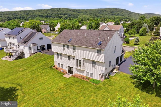 604 FARMINGDALE DR, Douglassville, PA 19518