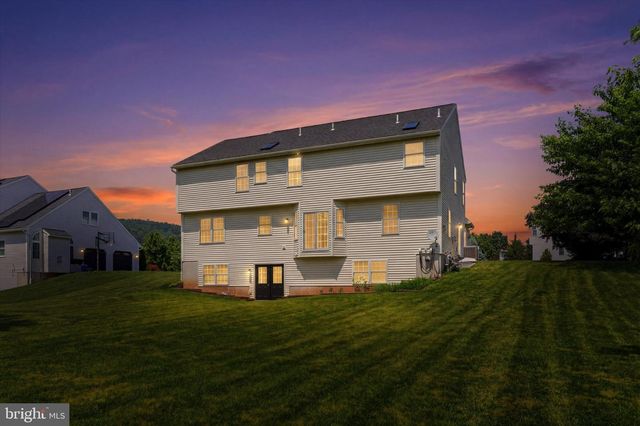 604 FARMINGDALE DR, Douglassville, PA 19518