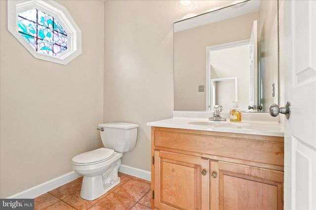 604 FARMINGDALE DR, Douglassville, PA 19518