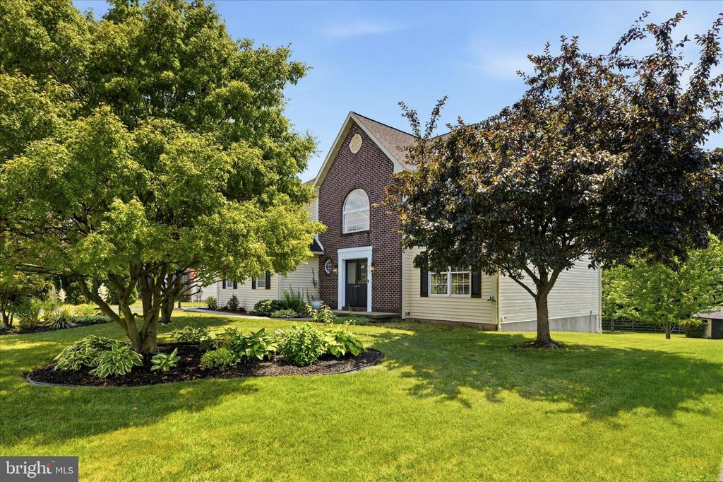 604 FARMINGDALE DR, Douglassville, PA 19518