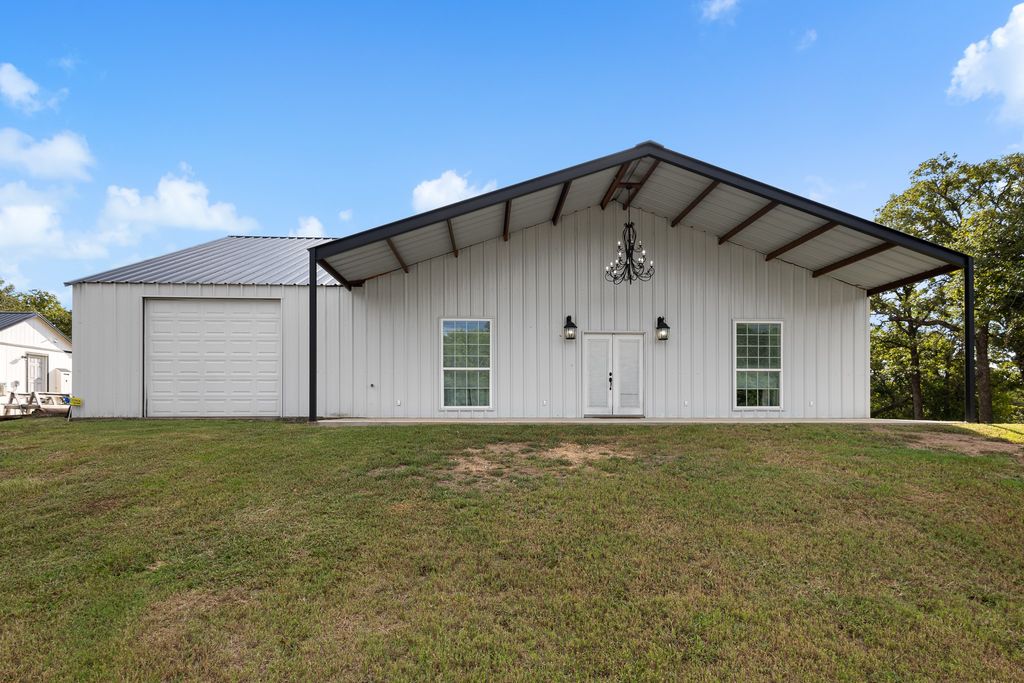 335 Ponderosa Street, Bowie, TX 76230