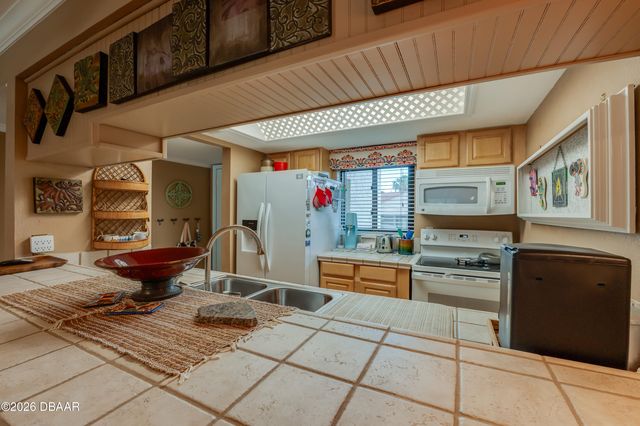 944 S Peninsula Dr Apt 102, Daytona Beach, FL 32118
