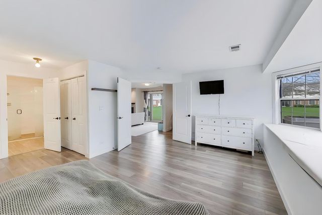 872 Quin Court 102, Naperville, IL 60563