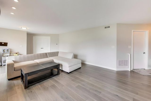 872 Quin Court 102, Naperville, IL 60563