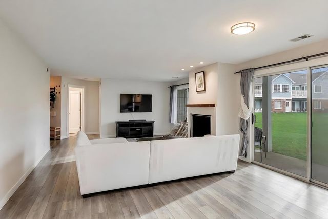 872 Quin Court 102, Naperville, IL 60563