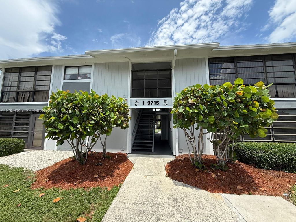 9715 Hammocks Blvd 102, Miami, FL 33196