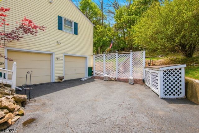 22 Holiday Dr, Hopatcong Boro, NJ 07843