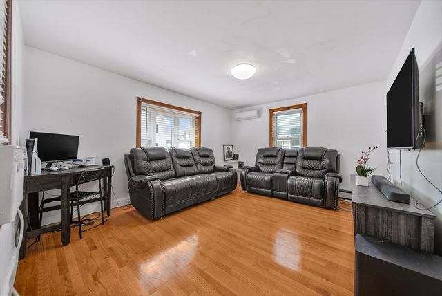 11 Murphy Ct, Newton, MA 02458