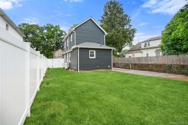 890 Kings Parkway, North Baldwin, NY 11510