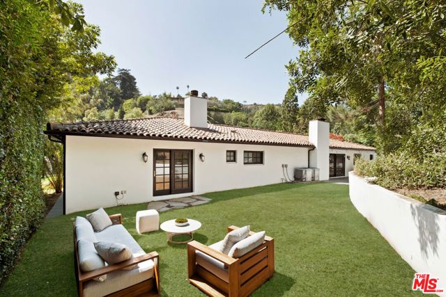 1132 Chantilly Road, Los Angeles, CA 90077